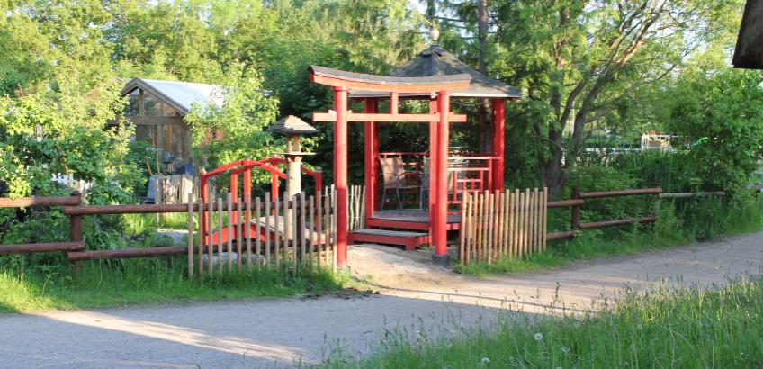 Støttegruppen Platanbuen aka. Stjernegruppen har egne lokaler på Byggelegepladsens grønne område, som ligger mellem byens bygninger med har plads til alt lige fra heste til høns.