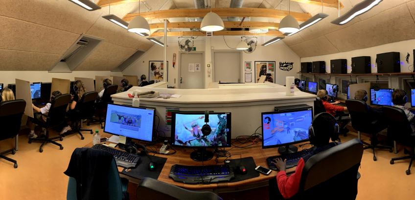 I Klub Skovlunde har man sørget for at computerspil og gaming gøres socialt, som her, hvor der er plads til mange