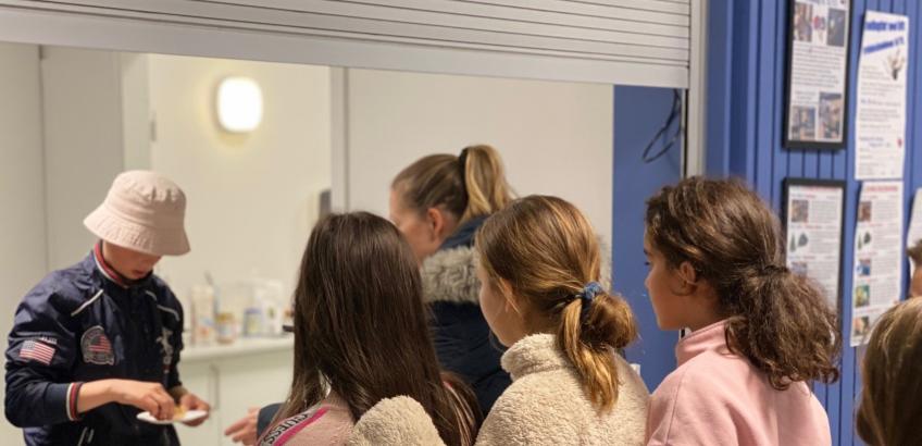 Hjemmelavede cookies bliver delt ud af klubbens medlemmer til klubbens medlemmer 