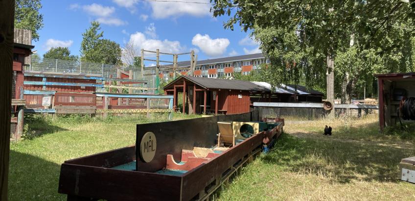 På Byggelegepladsen Midgård byder udelivet også på kaninhop, geder og ridning på byggerens heste.