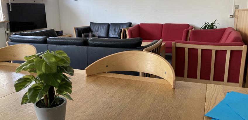 I Mødestedet er der plads og rum til både at sidde ved borde eller slænge sig i sofaer.
