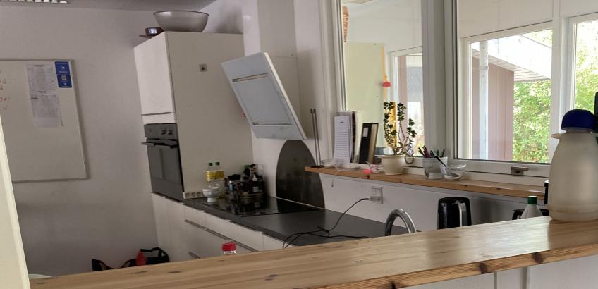 Man kan være aktiv i køkkenet eller sidde og se med fra den anden side af skranken
