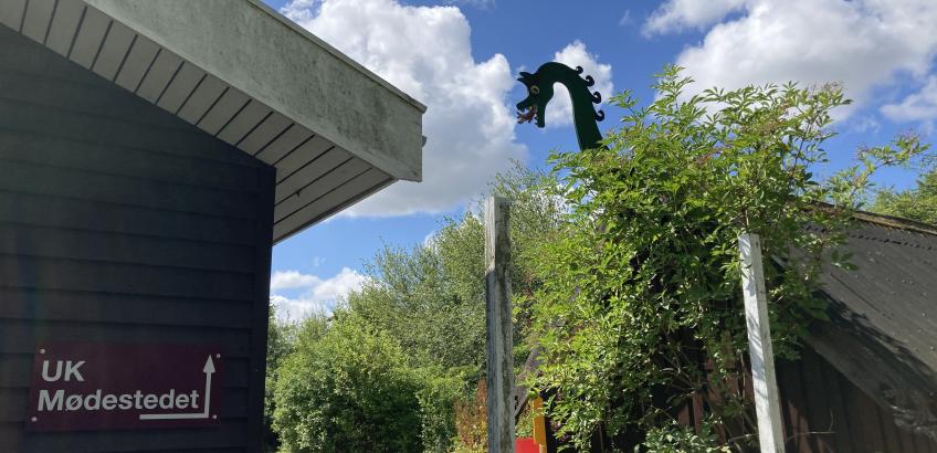 Mødestedet har deres eget lille udeområde bag deres lokaler