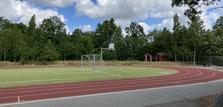 På kunstgræs- og atletikbanen er der både mulighed for at samles omkring boldspil og løb