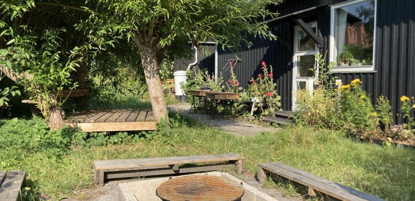 Klub Brydegården er fyldt med hyggekroge, hvad enten man vil lave mad over bål eller sidde under træerne