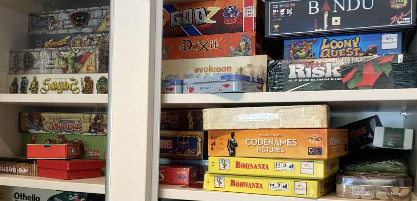 Skabene på klubben ved Brydehuset bugner af brætspil, så medlemmerne kan få en pause fra de digitale platforme