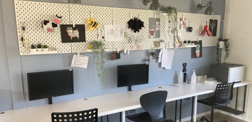 I krea-rummet er der godt med bordplads til at male, sy, klippe eller hvad man ellers kan finde på i klubben.