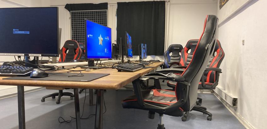 I computercafeen er der plads til at mange kan spille med hinanden. 