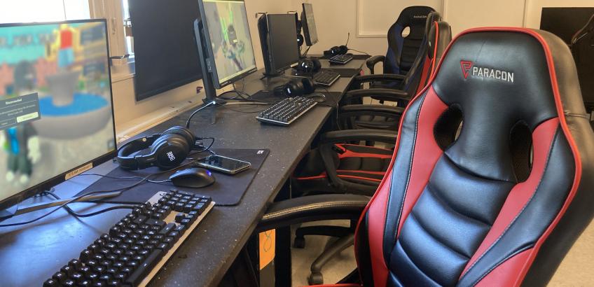 I spilrummet er gamerstolene på plads, så man kan sidde ordentligt når man gamer sammen.