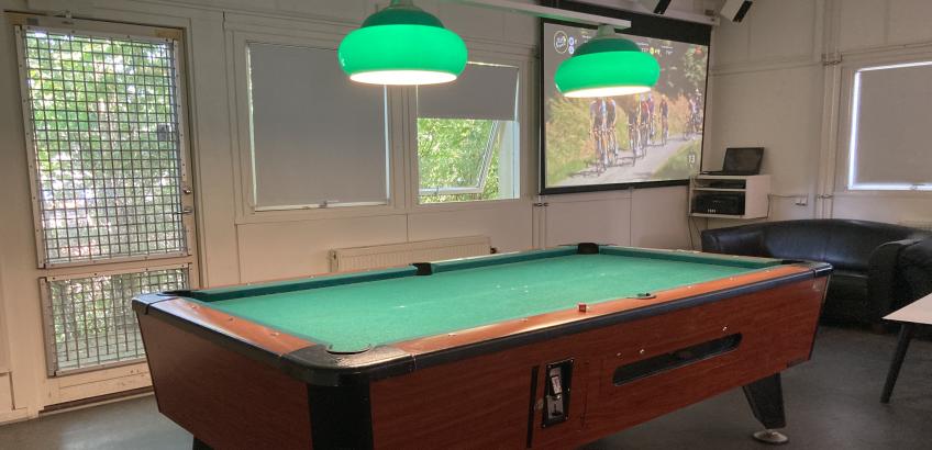 Der er god plads til at tage et spil pool eller billiard med ens venner på kryds og tværs