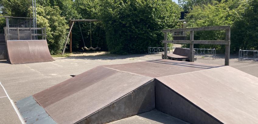 Klubbens skaterramper står som et trækpladser tæt ved indgangen til klubben
