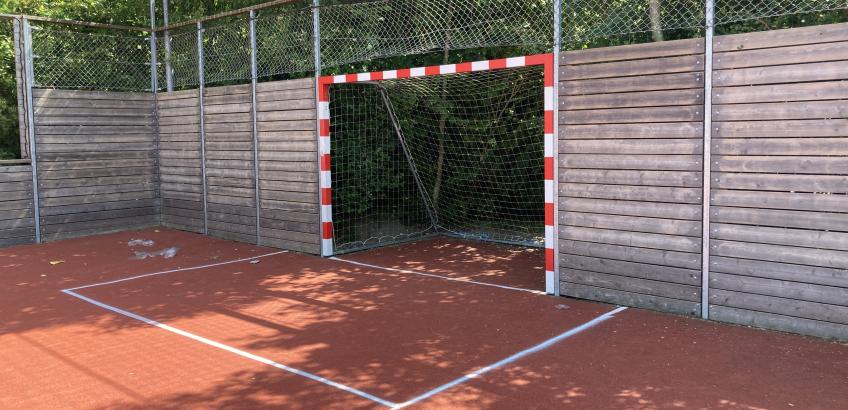 Ungdomsklubben Nordbuen har en boldbane, hvor man kan spille fodbold, håndbold og hvad man ellers har lyst til.
