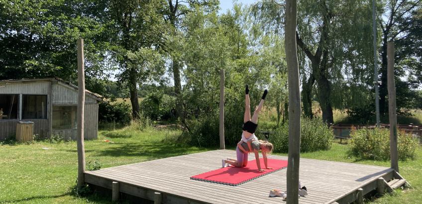 Byggelegepladsen Rosendal har en stor udendørs scene, hvor man bl.a. kan lave yoga på en solskinsdag.