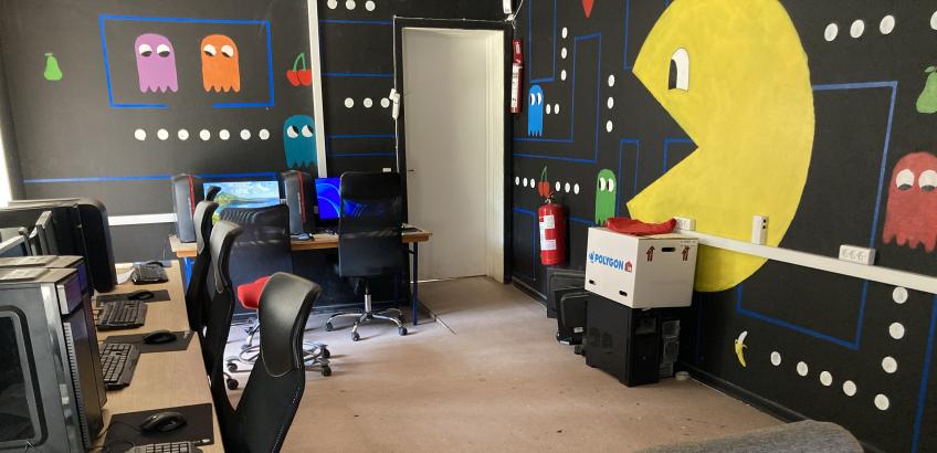 Computerrummet har malet pacman på væggene.