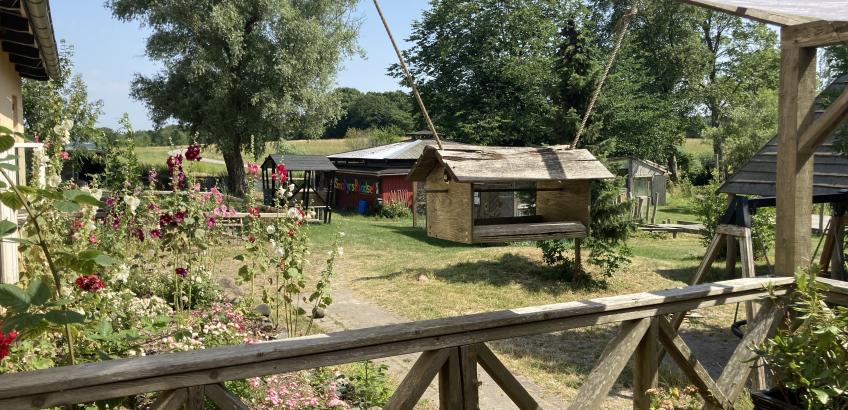 Fuglekassen der hænger ved hovedhusets terasse danner en fin ramme for at kigge ud på naturen, der omkranser Rosendal. 