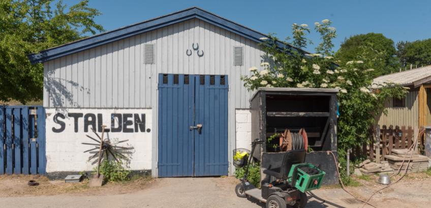 I stalden på Klakkebjerg kan medlemmerne læse rutinerne omkring ridning og heste