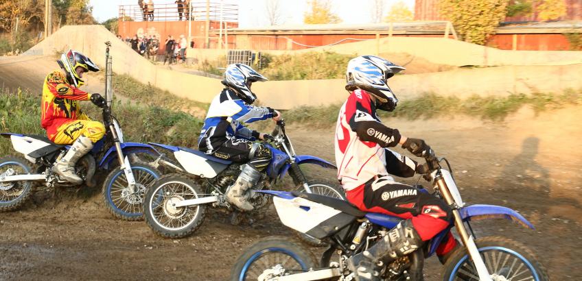 Ungdomsklubmedlemmer holder sig i gang med motocross