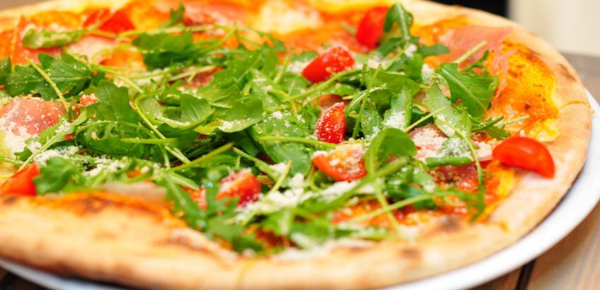 Medlemmerne i Ungehuset Skovlunde er med til at stå for og vælge hvilken mad de vil spise, hvad enten det er pizza, salat eller noget helt tredje.