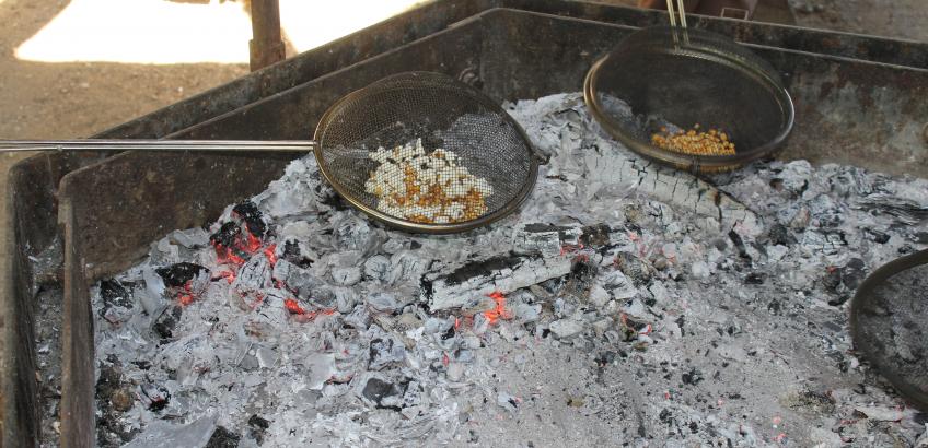 På udeområdet er der bålplads og bålhus med plads til at lave snobrød og popcorn