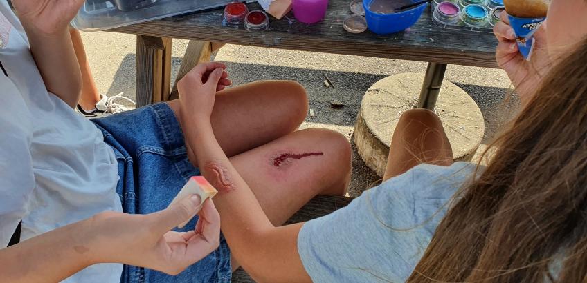 Når man skal udfolde sig kreativt er der også plads til teatersminke, som kan lave realistiske sår og skader