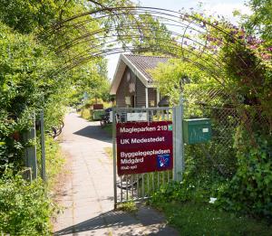 Byggelegepladsen Midgaard byder indenfor til en lille oase i byen